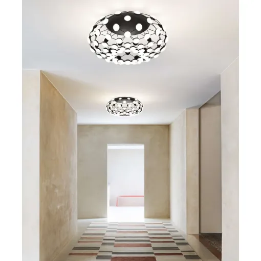 Lampada a soffitto Mesh con struttura in acciaio con lenti in policarbonato di Luceplan