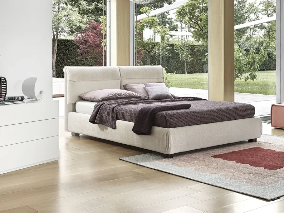 Letto in tessuto con testiera Austin di Calligaris